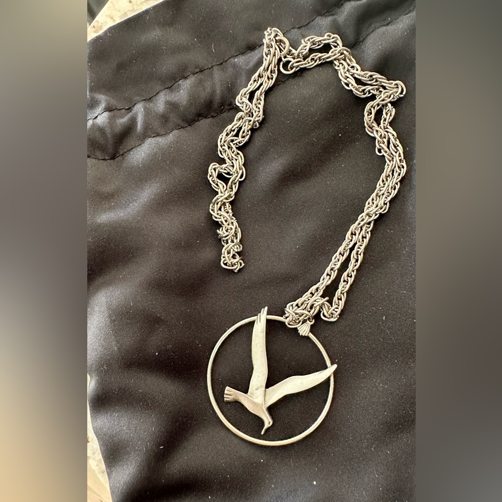 Circle seagull pendant neckalce silver in color